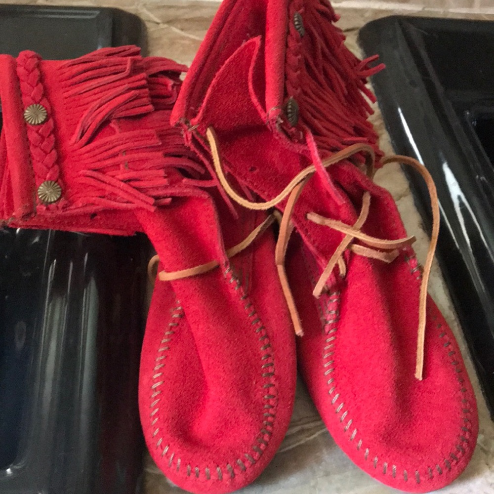 Minnetonka size 6 never worn